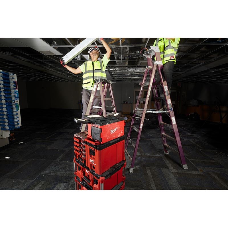 2357-20 M18 18 Volt Lithium-Ion Cordless PACKOUT Light/Charger - Tool Only - Image 3