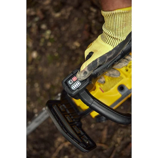 DEWALT 60V MAX* 12 in. Brushless Cordless Compact Top Handle Chainsaw with Tool Connect™ Kit DCCS673X1- CA - Image 2
