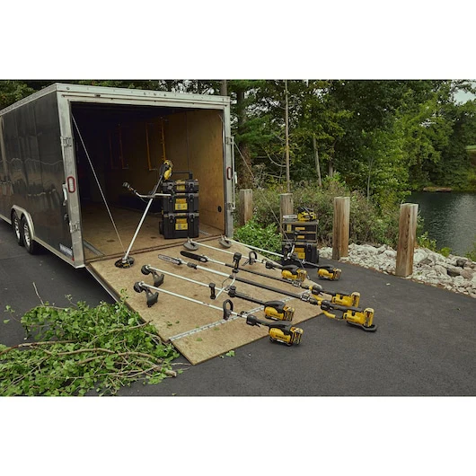 DEWALT 60V MAX* 12 in. Brushless Cordless Compact Top Handle Chainsaw with Tool Connect™ Kit DCCS673X1- CA - Image 3