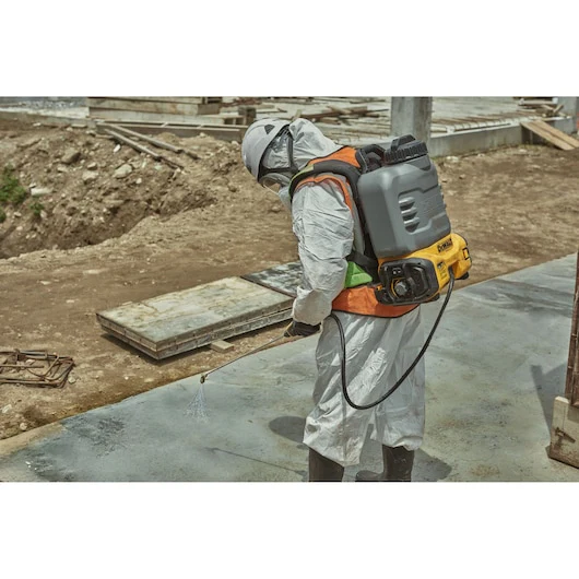 DEWALT DCCS1100GH1 20V MAX* XR® Concrete Chemical Sprayer Kit - Image 4