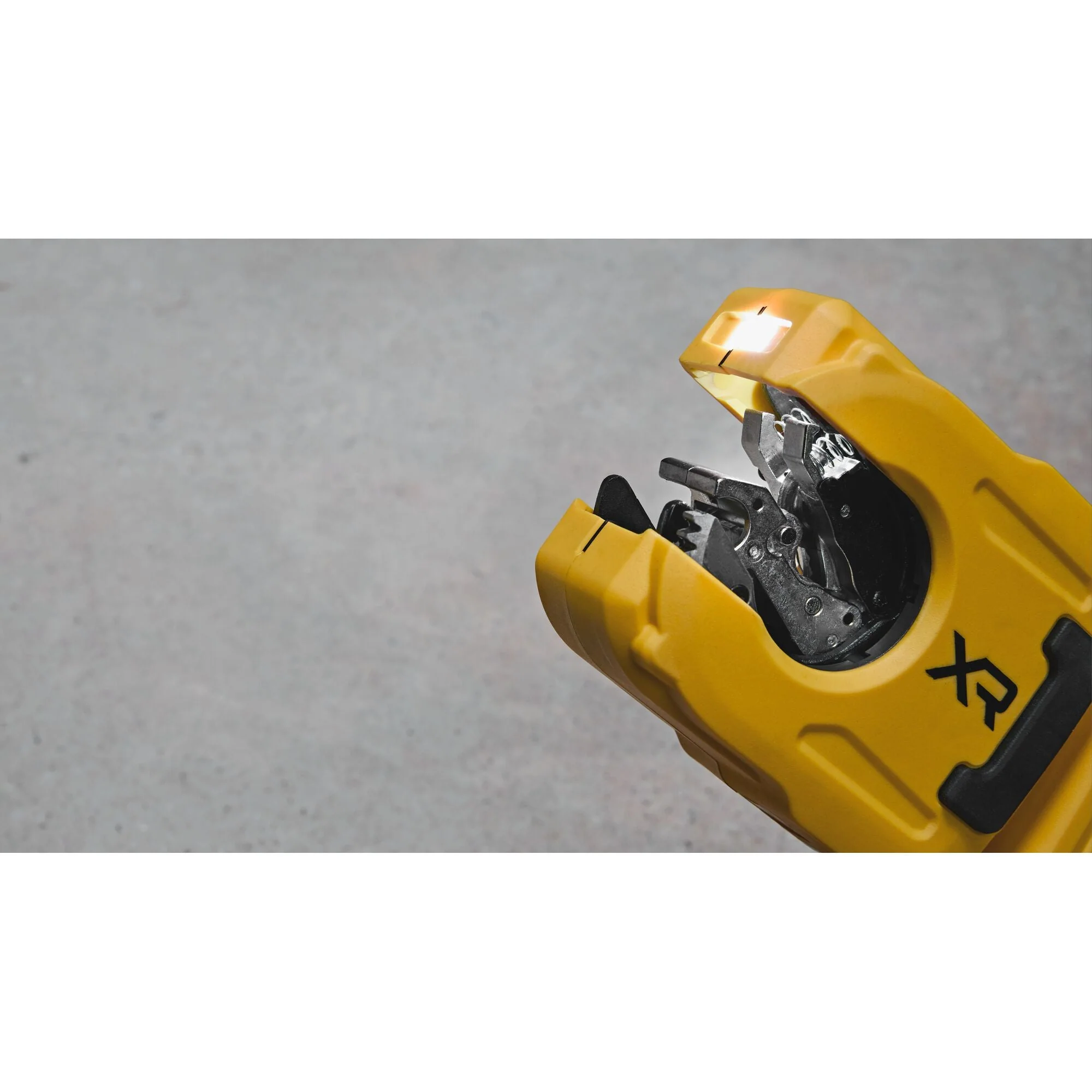 DEWALT DCE154E1 20V MAX* XR® 1-1/4 in. Copper Tubing Cutter Kit - Image 16