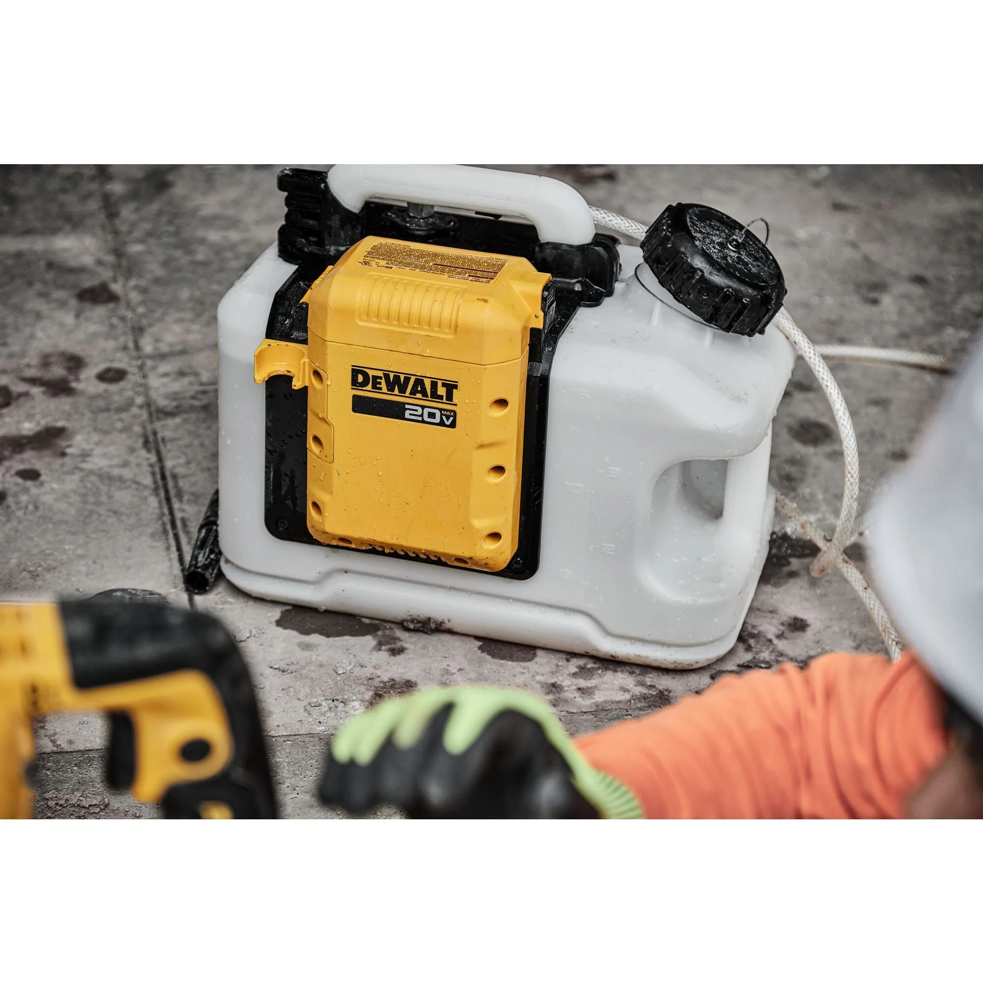 DEWALT DCE6820B 20V MAX* POWERED WATER TANK (BARE TOOL) - Image 11