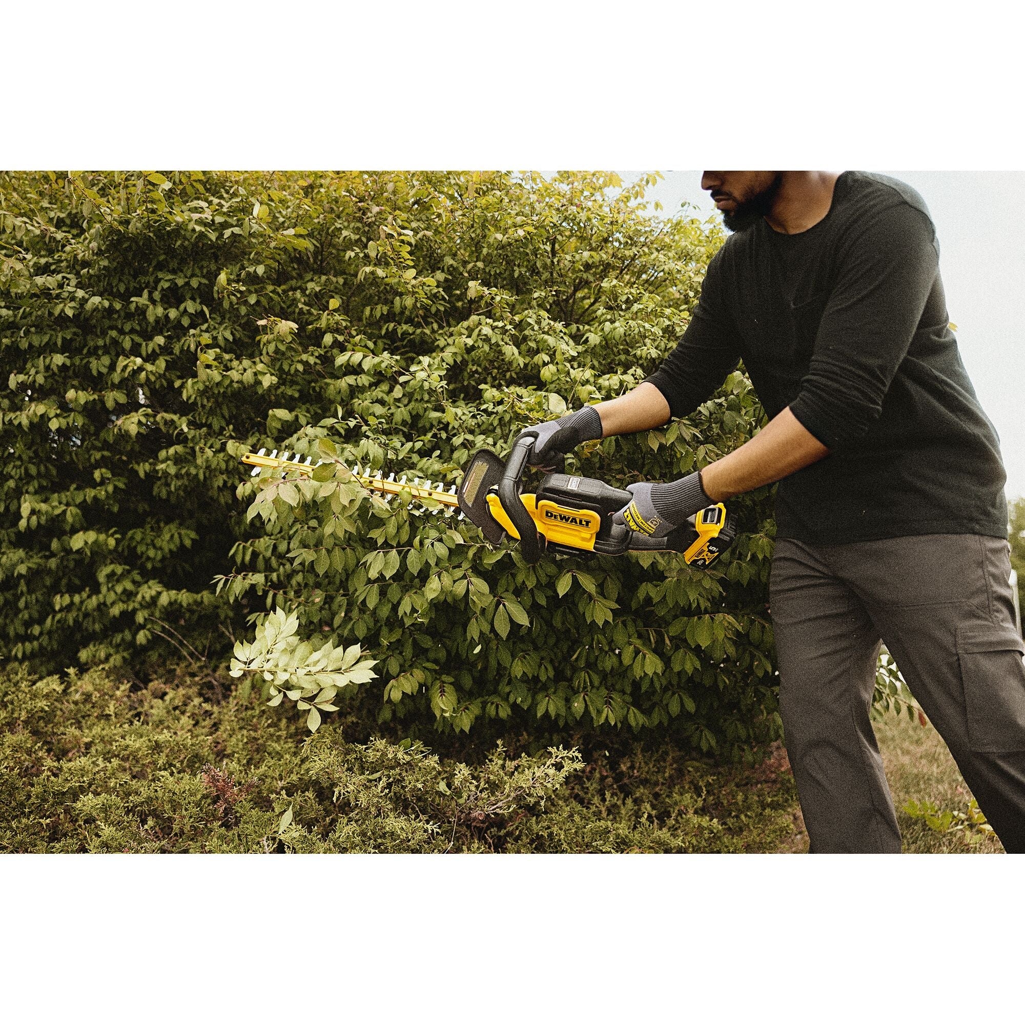 DEWALT DCHT821B 20V MAX* 22 in. Brushless Cordless Hedge Trimmer (Tool Only) - Image 10