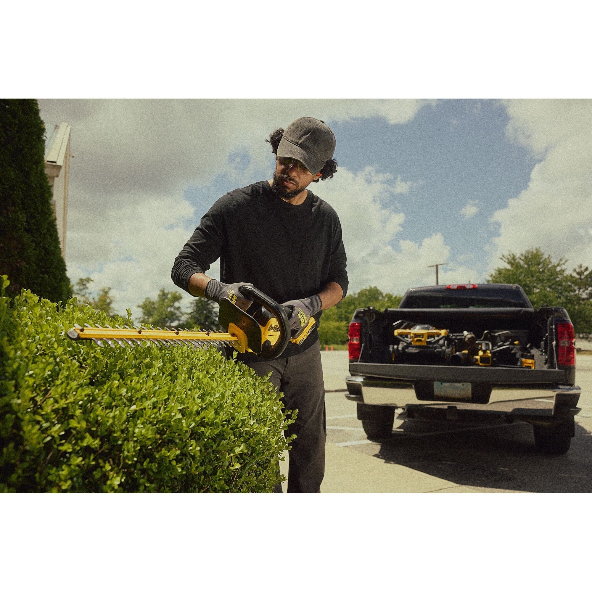 DEWALT DCHT821B 20V MAX* 22 in. Brushless Cordless Hedge Trimmer (Tool Only) - Image 9