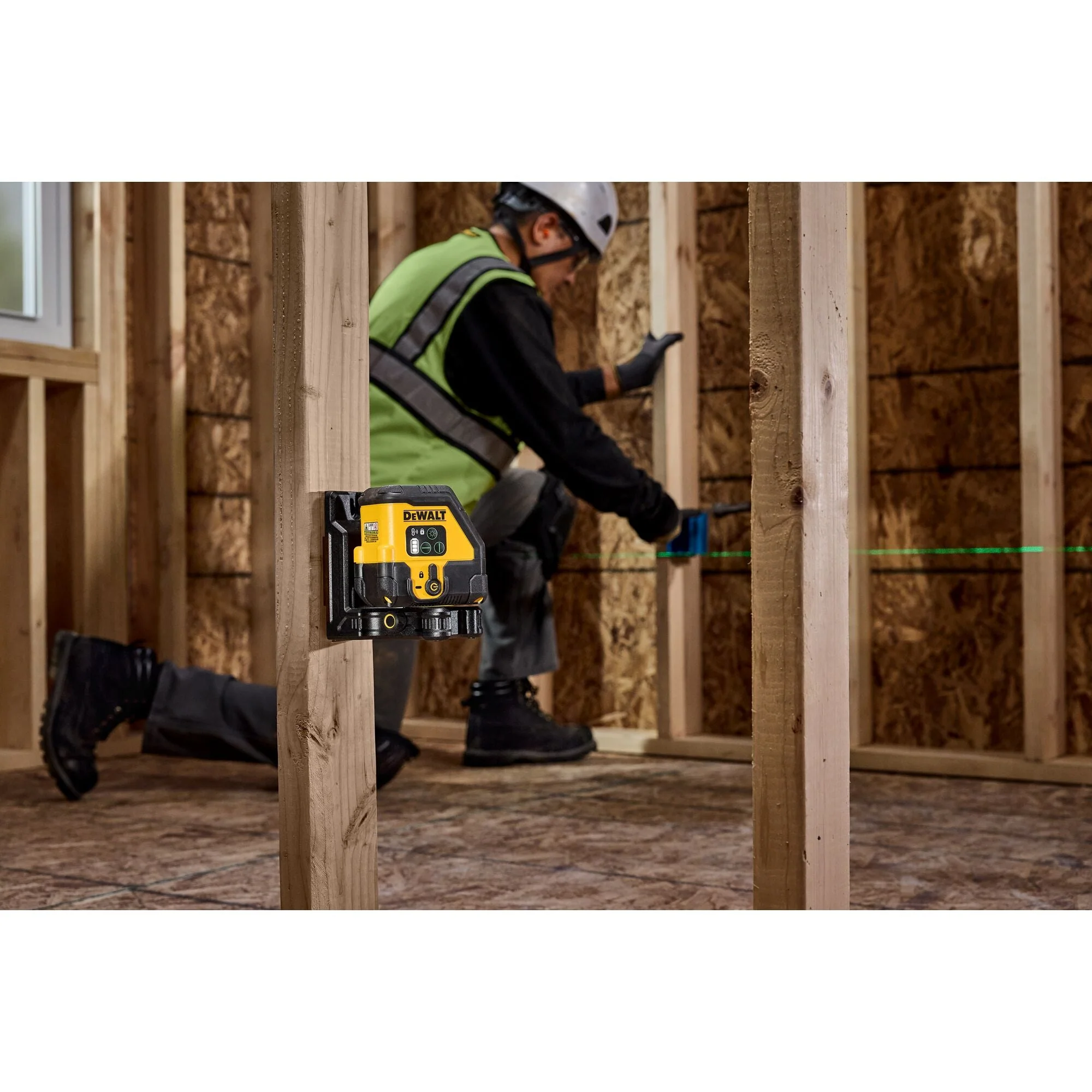 DEWALT DCLE14201GB USB Rechargeable Green Cross Line Laser Base Kit - Image 3