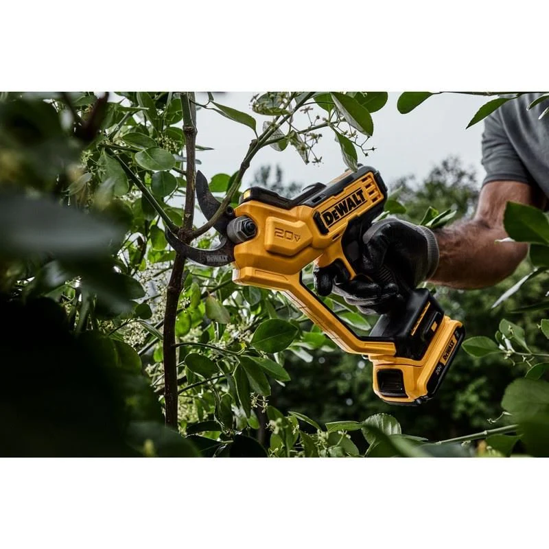 DEWALT DCPR320D1 20V MAX 1-1/2 in. Cordless Pruner Kit - Image 7
