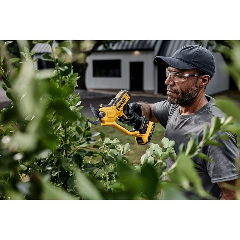 DEWALT DCPR320D1 20V MAX 1-1/2 in. Cordless Pruner Kit - Image 8