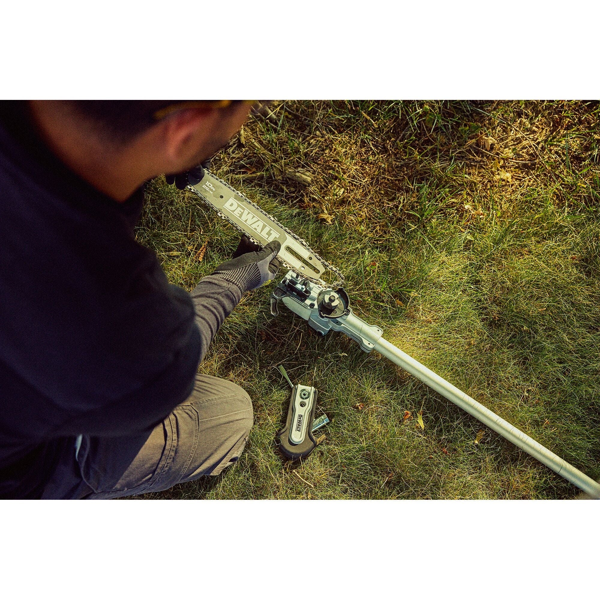 DEWALT DCPS671B 60V MAX* 10 in. 140 in. Telescoping Pole Saw (Tool Only) - Image 6