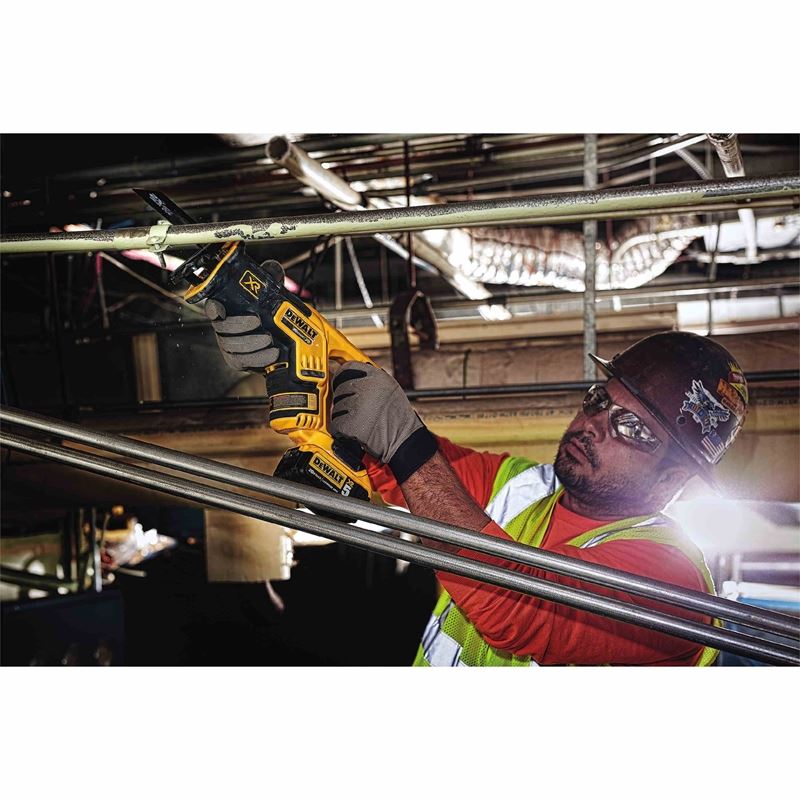 DEWALT DCS367P1 20V MAX* XR Brushless Compact Reciprocating Saw Kit (5.0 Ah) - Image 3