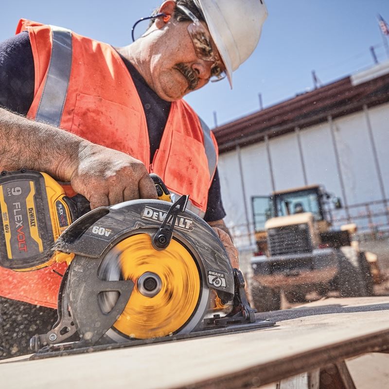 DEWALT DCS578B FLEXVOLT 60V MAX* Brushless 7-1/4 in. Cordless Circular Saw with Brake (Tool Only) - Image 2