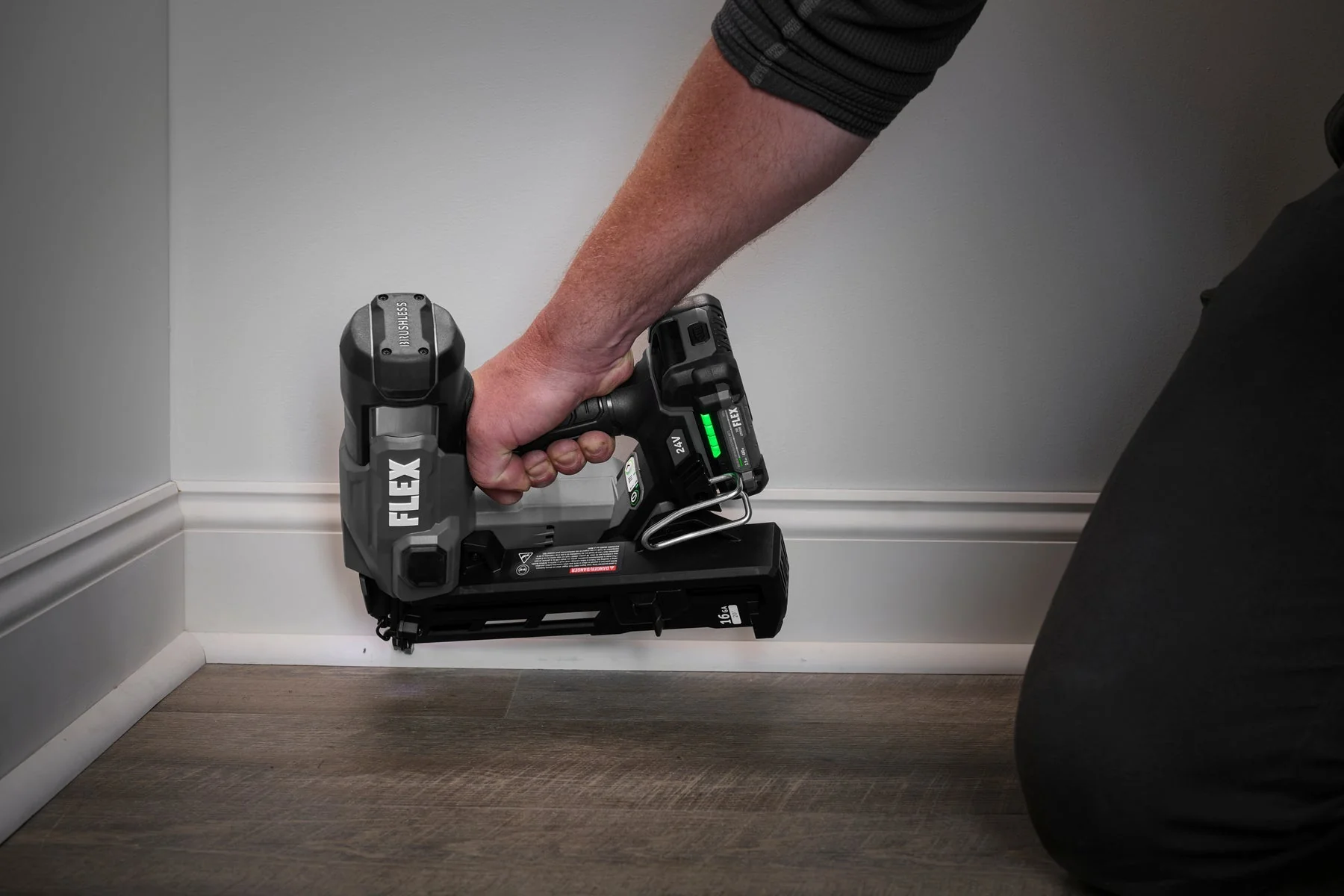 FLEX FX4321A-1A 16Ga Angled Finish Nailer Kit - Image 9