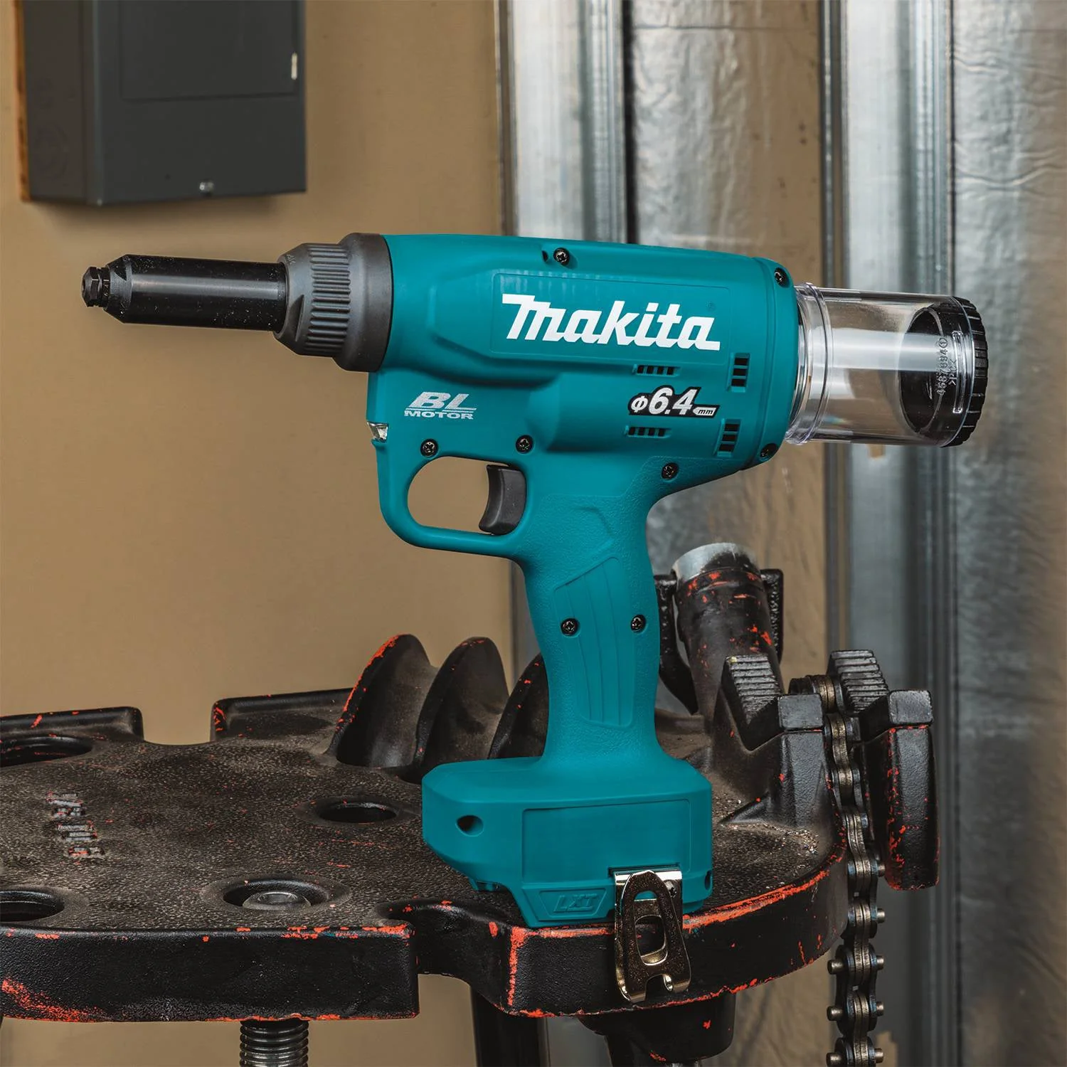 Makita DRV250Z 18V LXT Brushless Rivet Gun, Dia. 3/16" - 1/4", Tool Only - Image 4