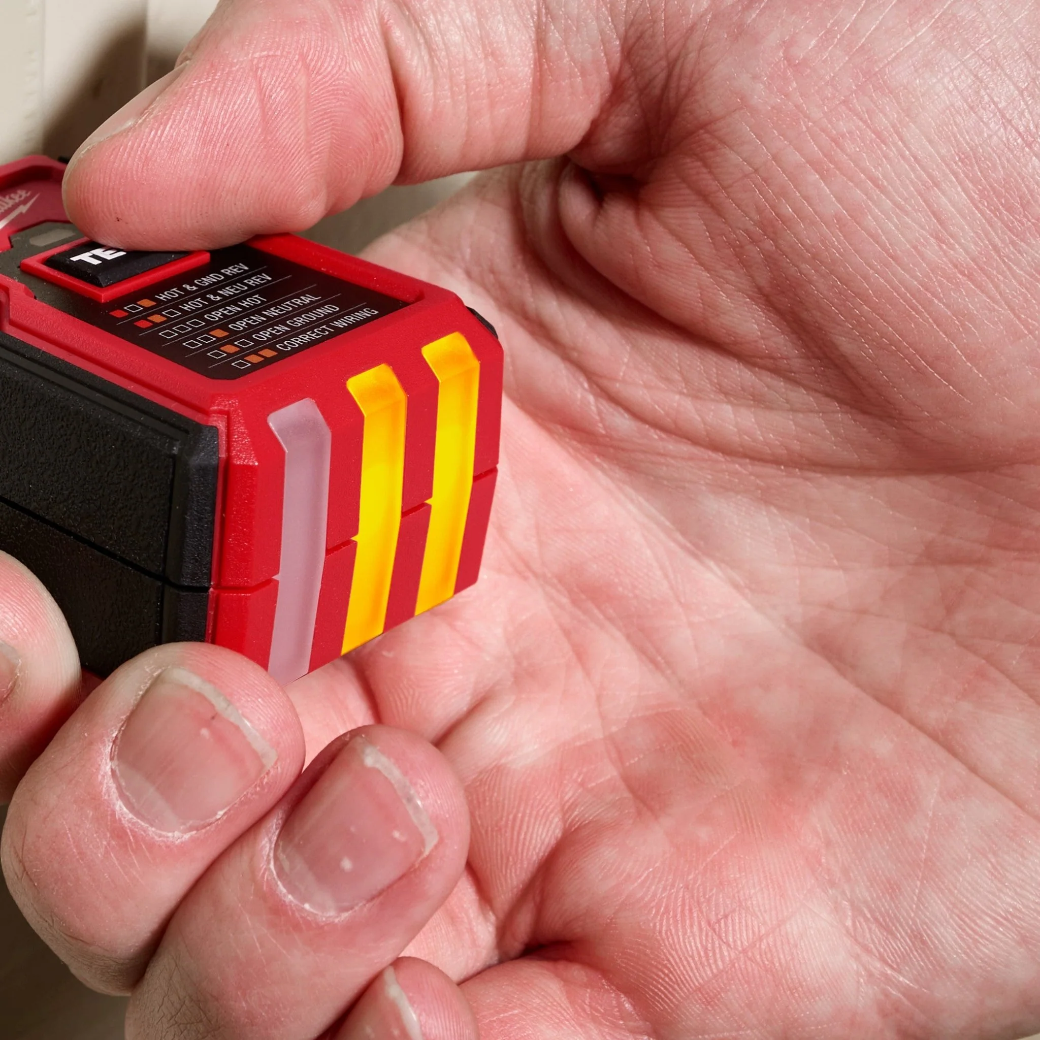 Milwaukee 2223-20 GFCI Receptacle Tester - Image 3
