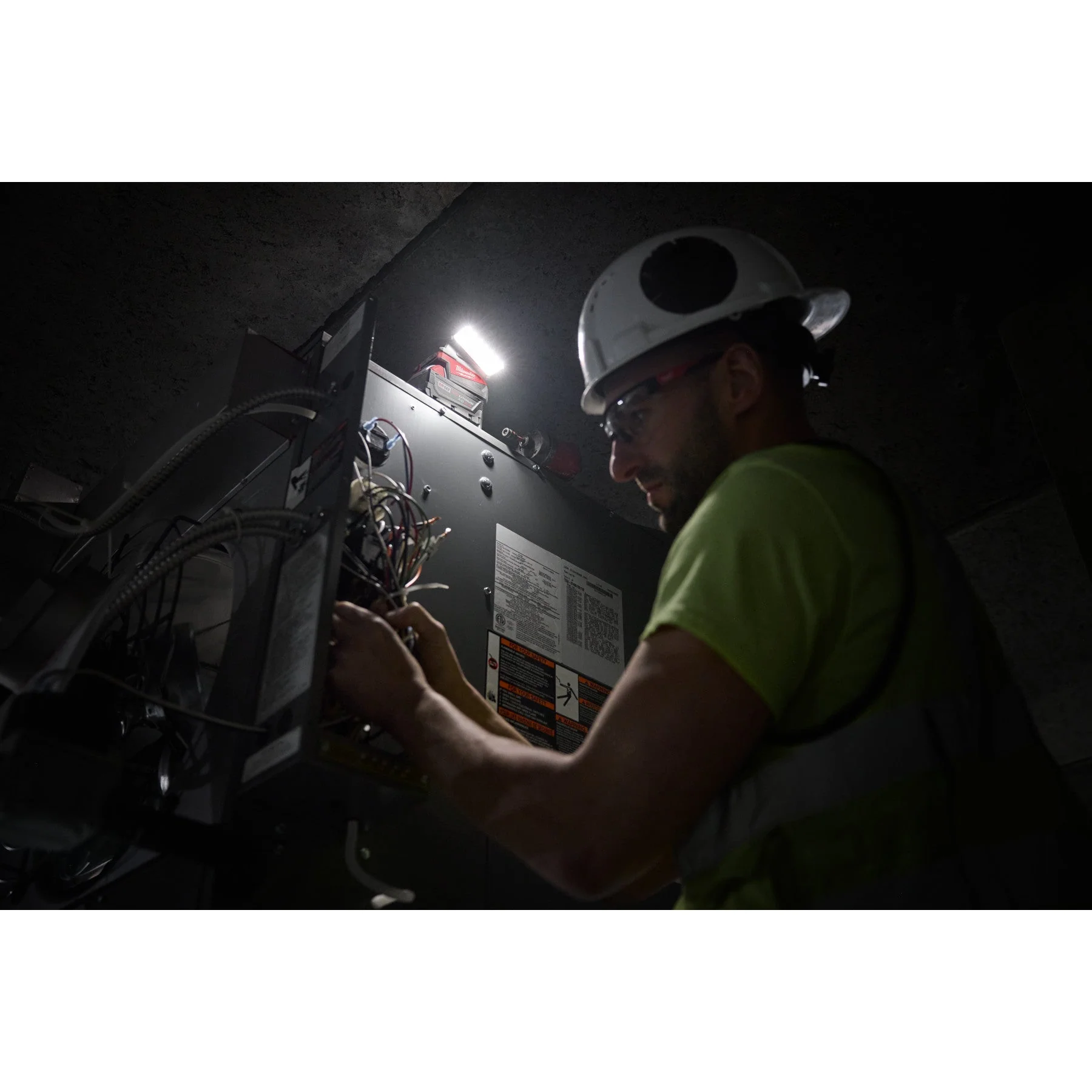 Milwaukee 2359-20 M18™ ROVER™ Compact Folding Flood Light w/ USB Charging - Image 22