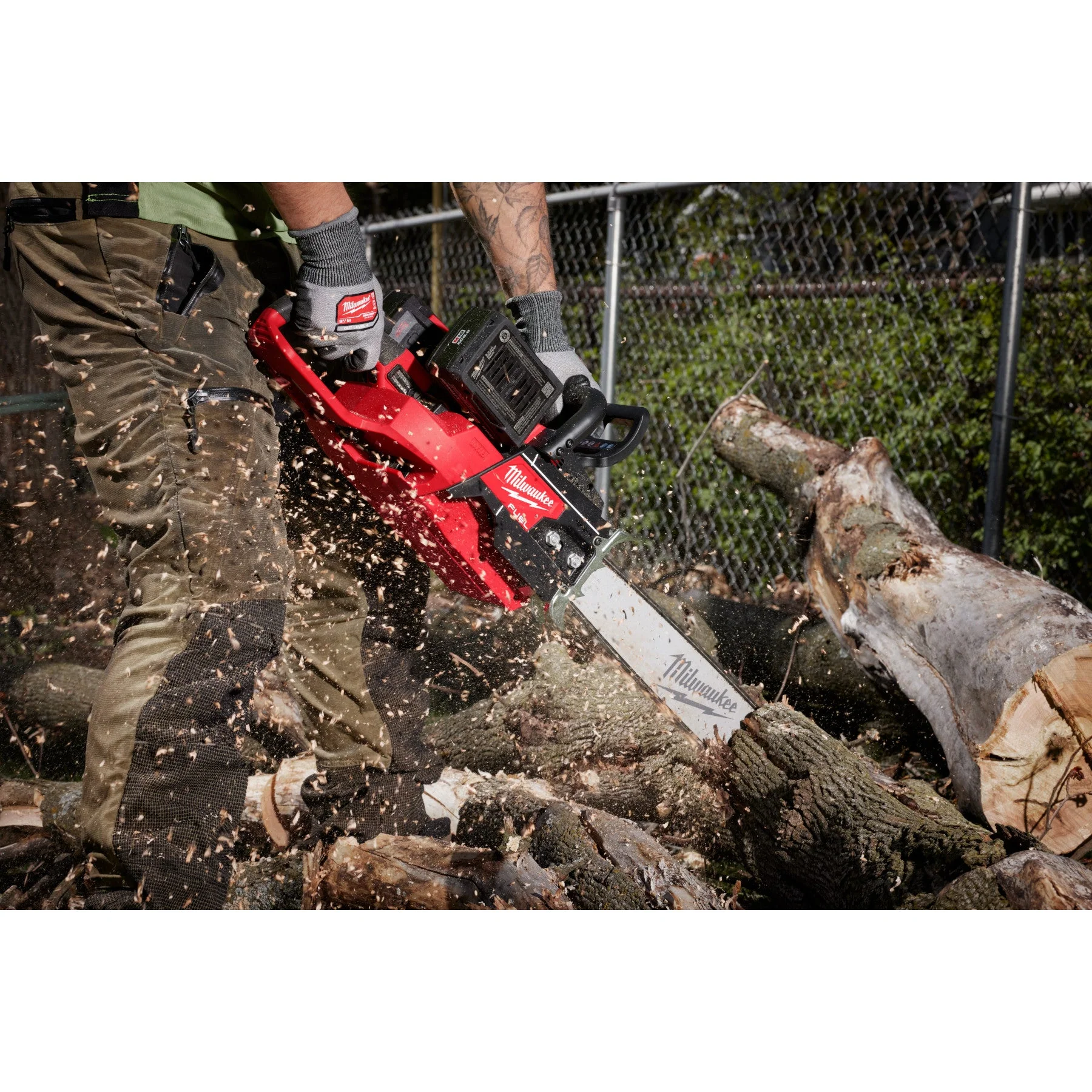 Milwaukee 2827-22 M18 FUEL™ 20" Dual Battery Chainsaw Kit - Image 18