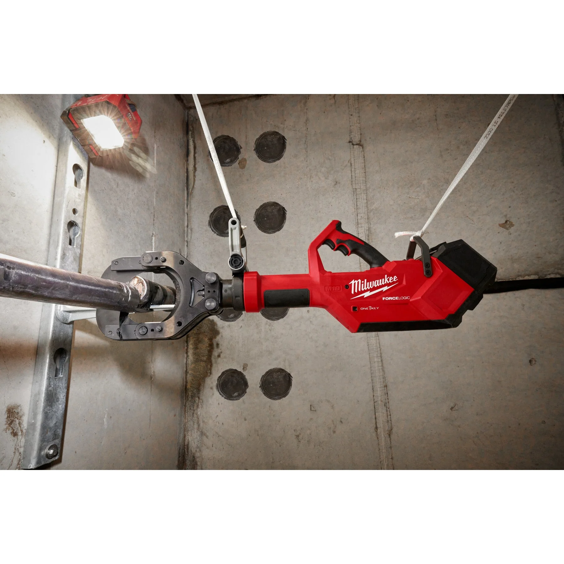 Milwaukee 2875R-21 M18™ FORCE LOGIC™ 5” Underground Cable Cutter w/ Wireless Remote - Image 18