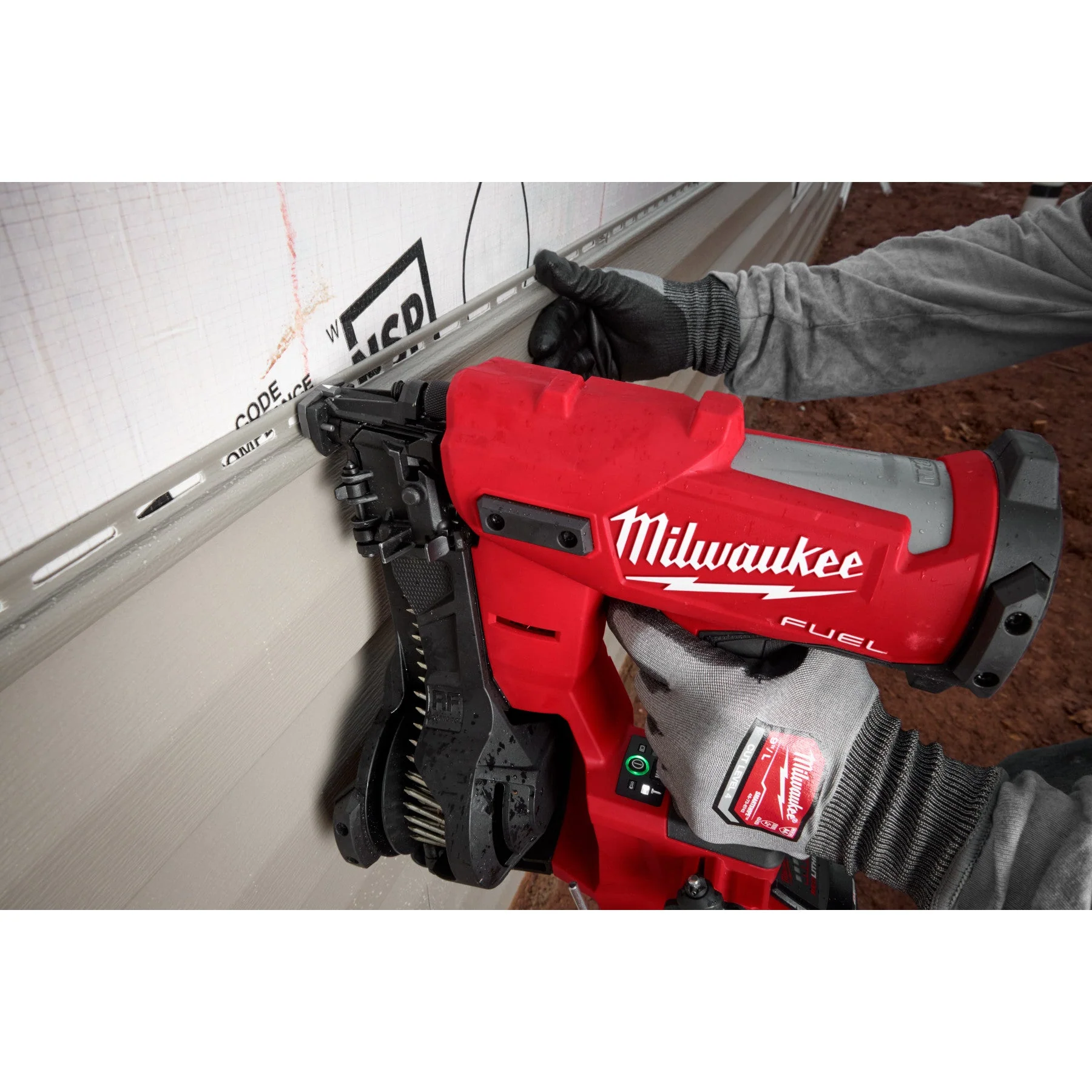 Milwaukee 2909-21 M18 FUEL™ Coil Roofing Nailer Kit - Image 14
