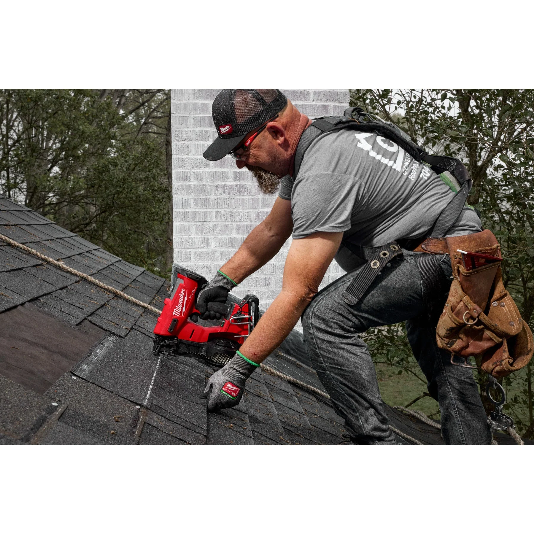 Milwaukee 2909-21 M18 FUEL™ Coil Roofing Nailer Kit - Image 23