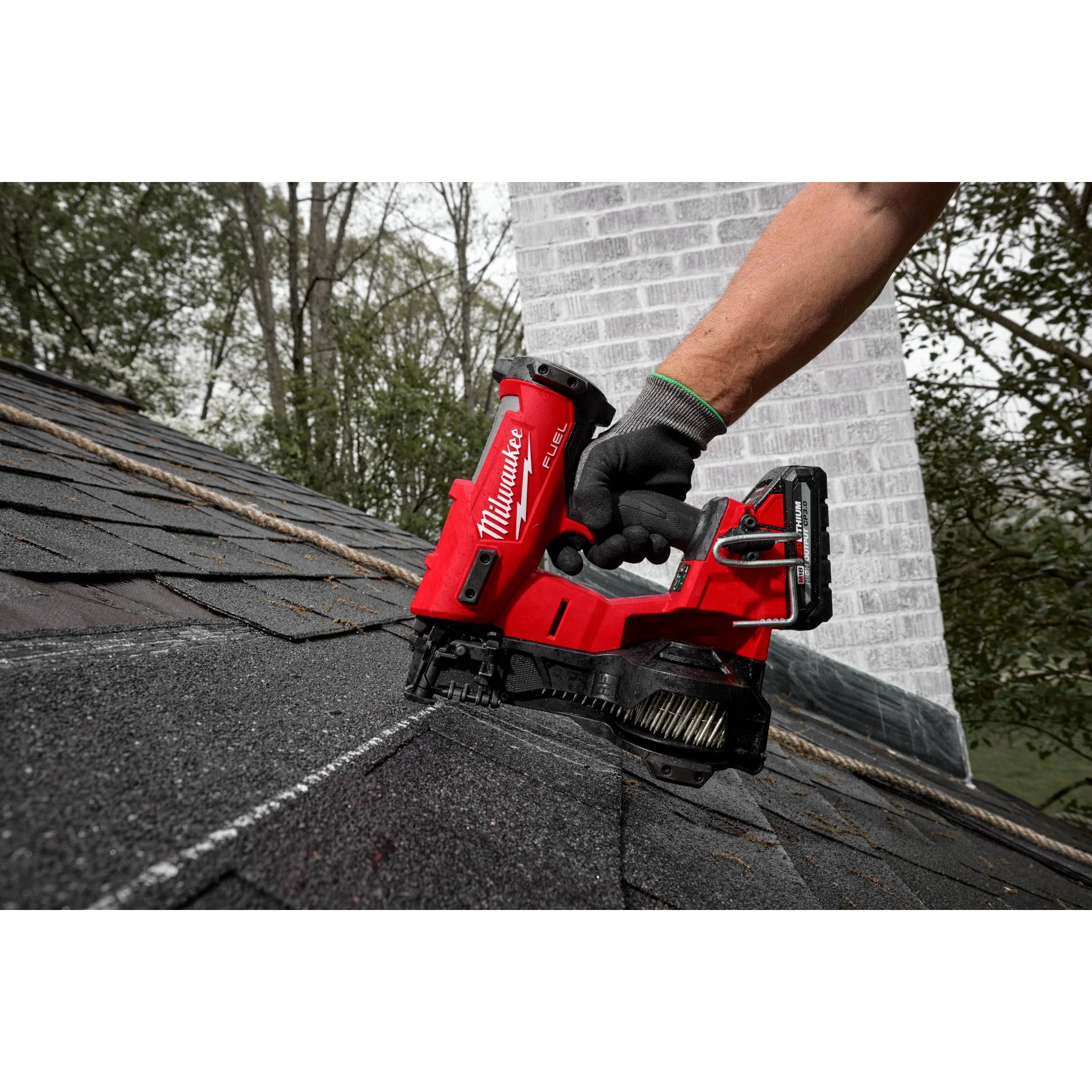 Milwaukee 2909-21 M18 FUEL™ Coil Roofing Nailer Kit - Image 32