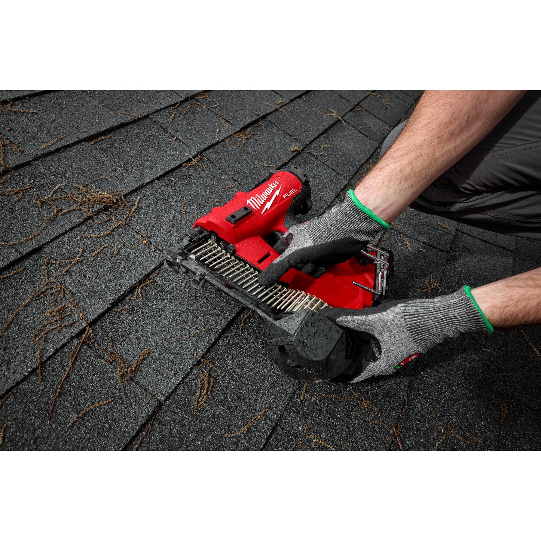 Milwaukee 2909-21 M18 FUEL™ Coil Roofing Nailer Kit - Image 33