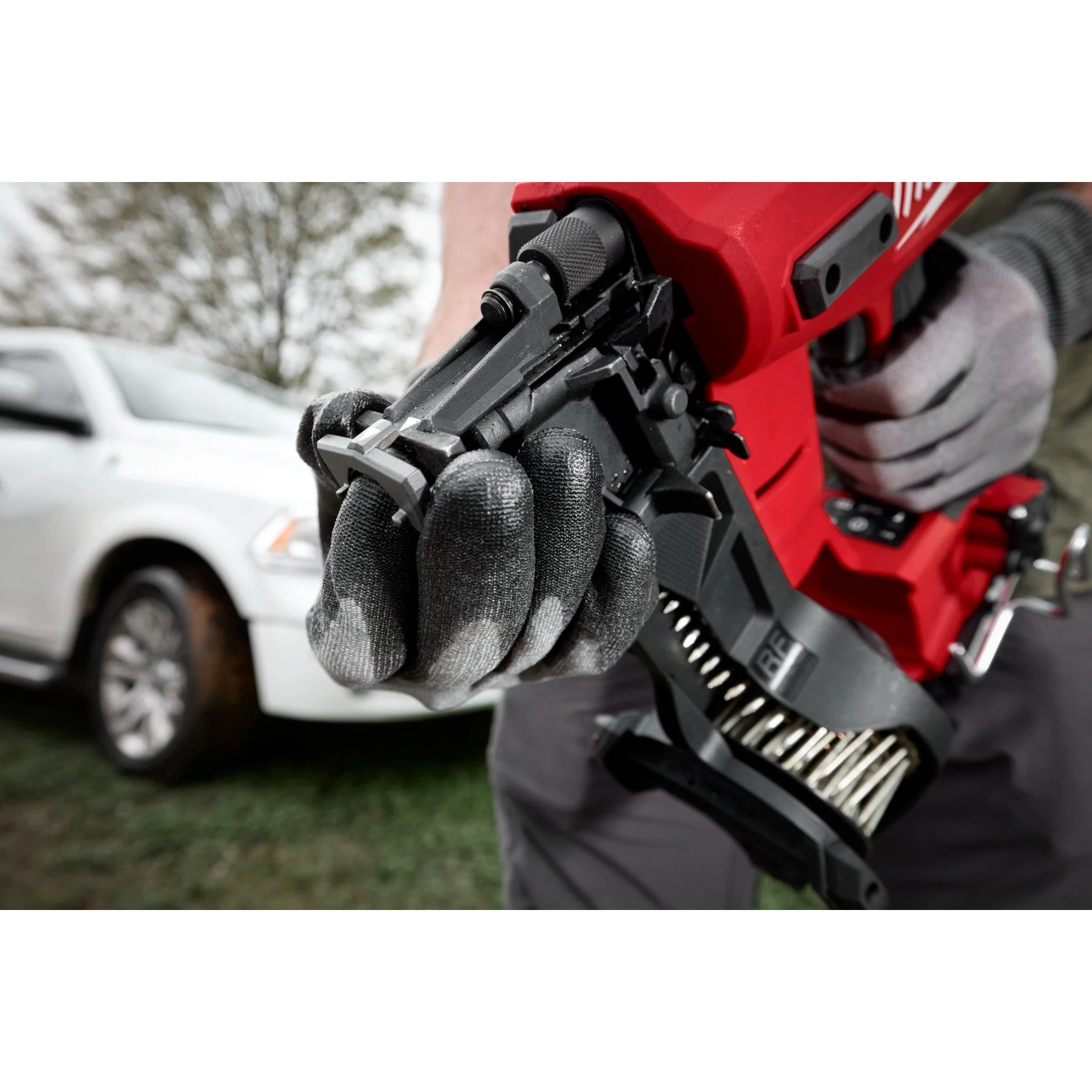Milwaukee 2909-21 M18 FUEL™ Coil Roofing Nailer Kit - Image 34
