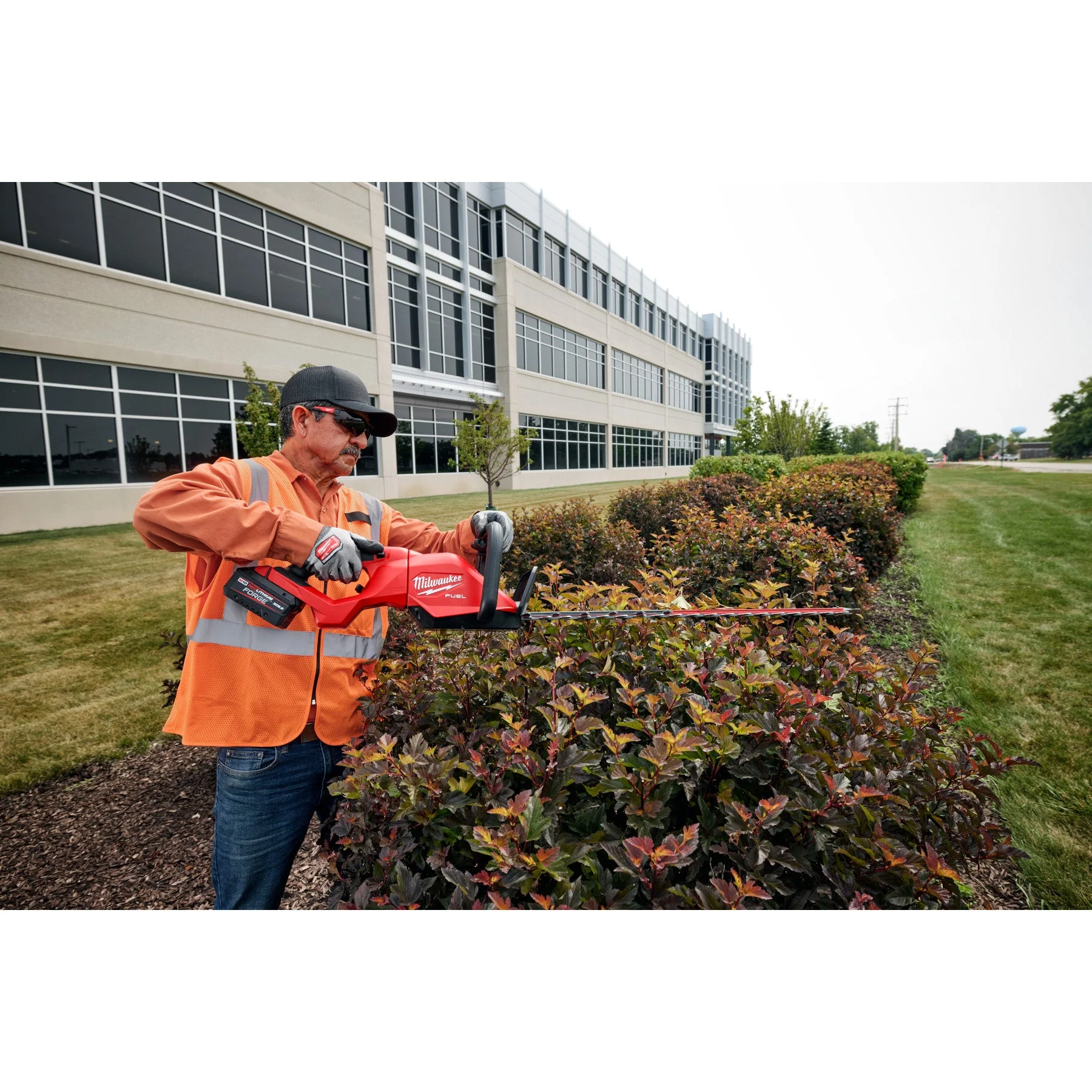 Milwaukee 3034-20 M18 FUEL™ 30" Hedge Trimmer - Image 5