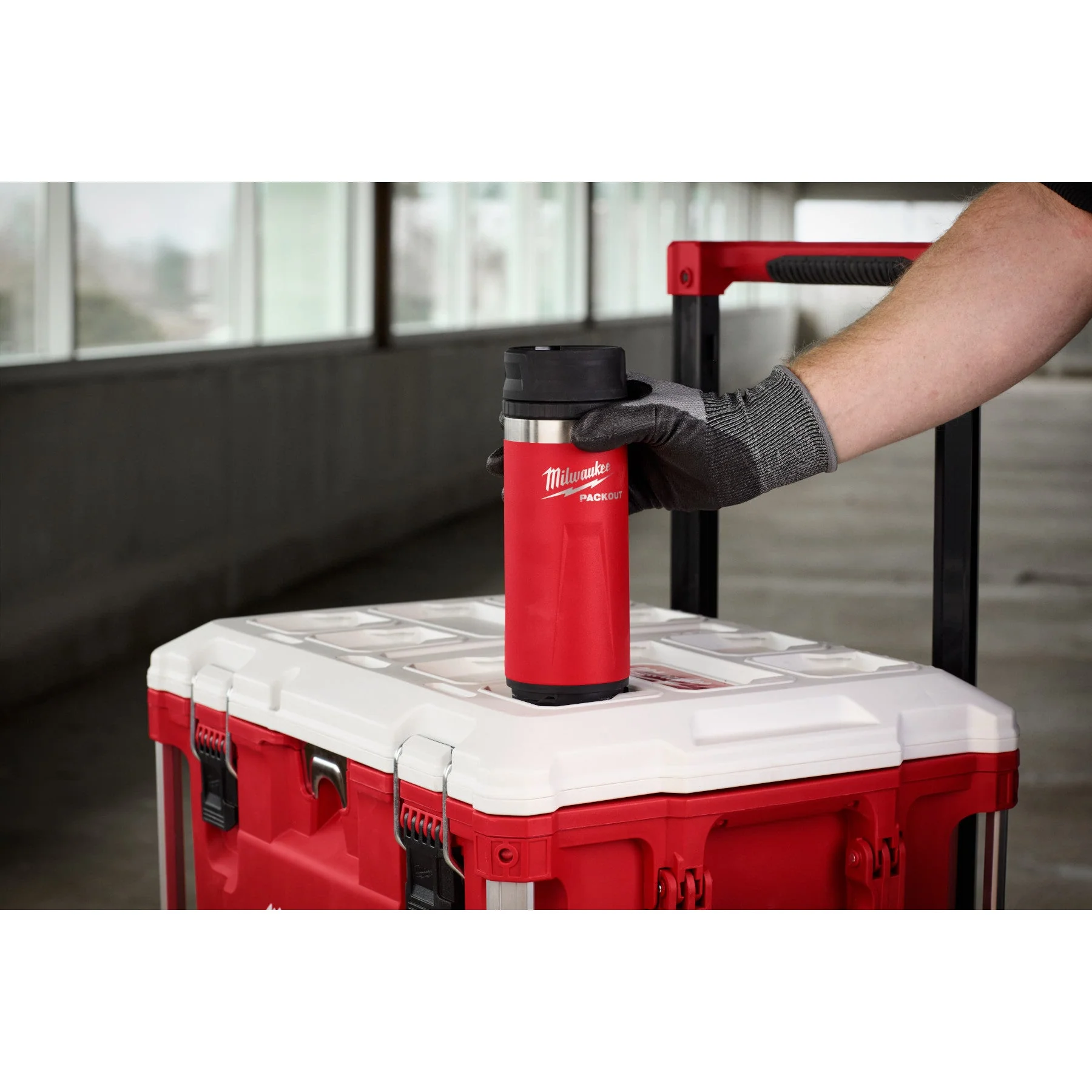 Milwaukee 48-22-8395R PACKOUT™ 18oz Insulated Bottle with Sip Lid - Red - Image 4