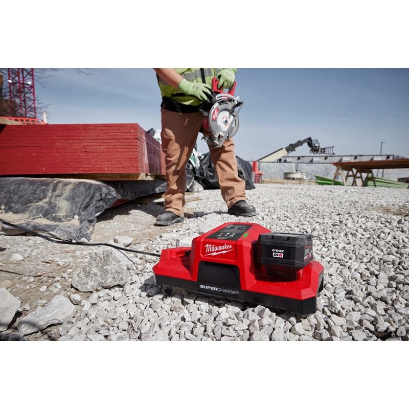 Milwaukee 48-59-1815 M18 Dual Bay Simultaneous Super Charger - Image 5