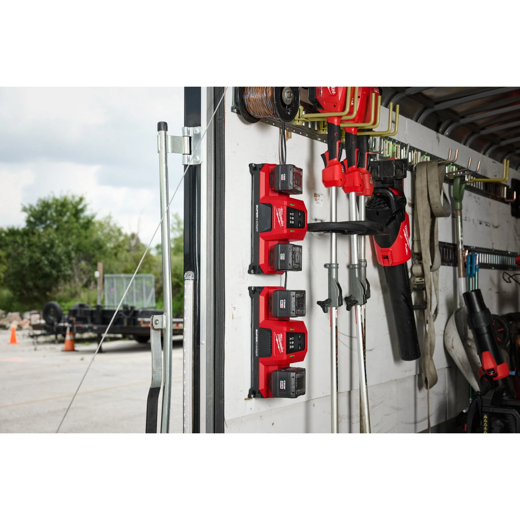 Milwaukee 48-59-1816 M18™ Dual Bay Simultaneous Super Charger w/ 4 Point Mounting - Image 10