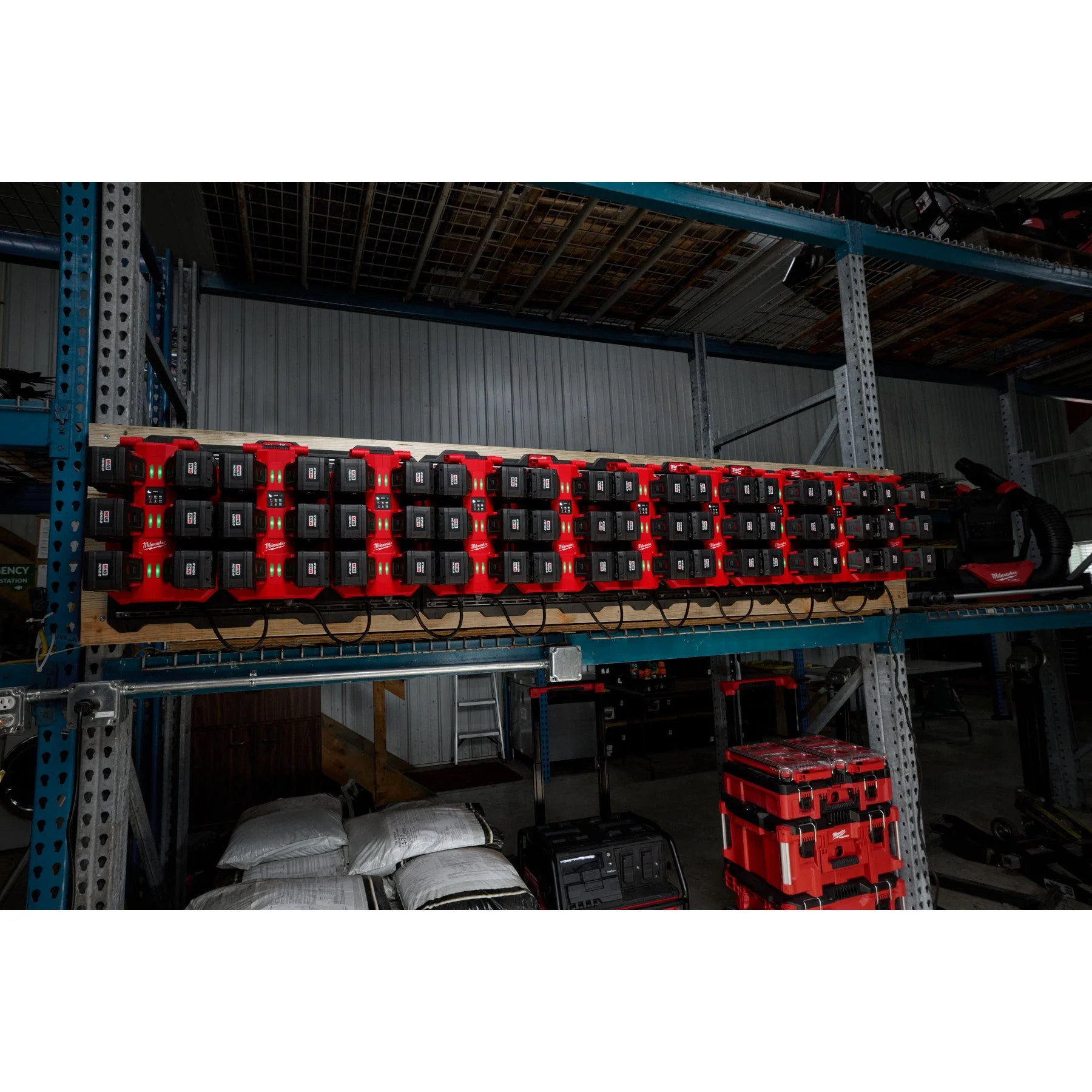 Milwaukee 48-59-1817 M18™ Six Bay Daisy Chain Rapid Charger - Image 9